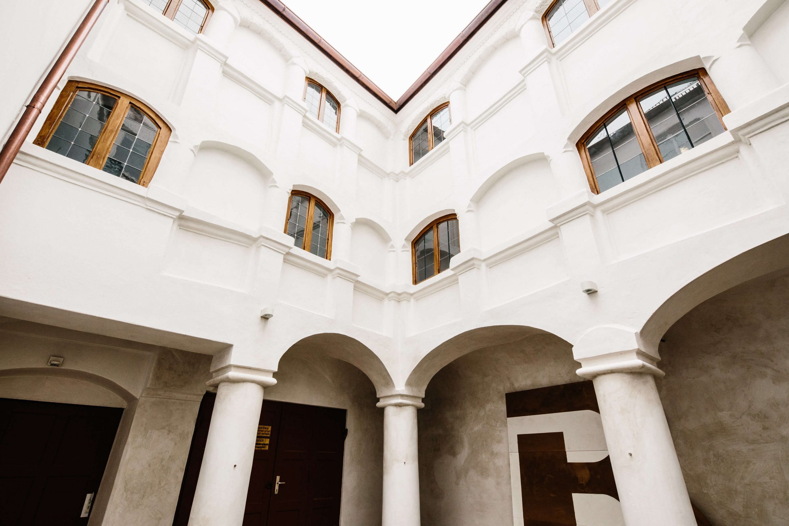 Der durch barocke Fassaden gekennzeichnete Innenhof bietet Tageslicht für die Kanzleiräume und darüber hinaus den idealen Rahmen für unsere Kanzleiveranstaltungen.
